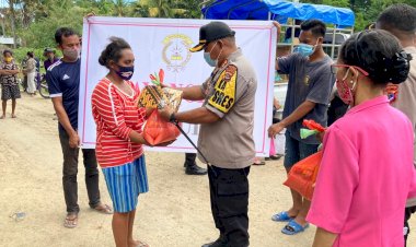 Peduli-Kemanusiaan,-Polres-Malaka-Serahkan-Bansos-dari-Ketua-Umum-Bhayangkari-Kepada-Korban-Bencana-Alam-di-Desa-Lamudur