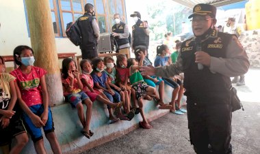 Polri-Kembali-Hadirkan-Trauma-Healing-Untuk-Korban-Bencana-Alam-di-Desa-Nelelamadike