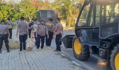 Peduli-Lingkungan-Pasca-Bencana-Alam-Seroja,-Polda-NTT-Bersama-Pemerintah-Daerah-Gelar-Kerja-Bakti-di-Kota-Kupang