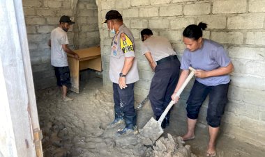 Polres-Malaka-Bersama-Jemaat Bahu-Membahu-Bersihkan-Rumah-Ibadah-Dari-Lumpur-di-Desa-Forekmodok