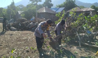 Kapolres-Lembata-Turun-Langsung-Bantu-Angkat-Material-Pohon-Tumbang-Akibat-Bencana-Alam-Banjir-di-Ile-Ape