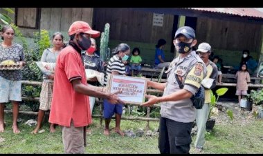 Personil-Polres-Sumba-Timur-Salurkan-Bantuan-Kemanusiaan-Polri Peduli-Bencana-di-Delapan-Desa