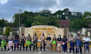 Hormati-Budaya-Sumba,-Kapolres-Kenakan-Kain-Adat-saat-Hadiri-Pemakaman-Istri-Wakil-Bupati-Sumba-Barat-Terpilih