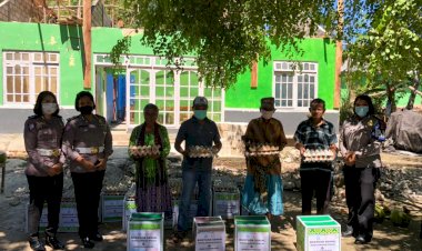 Polwan-Ditlantas-Polda-NTT-Salurkan-Bansos-Korlantas-Polri-di-Dua-Desa