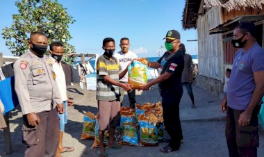 Kapolres-Sikka-Beri-Bantuan-Masyarakat-yang-Terdampak-Bencana-Abrasi