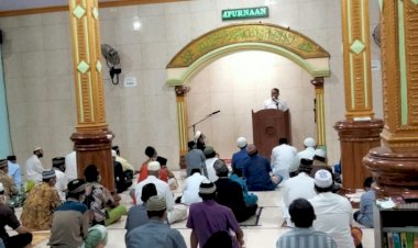 Beri-Ceramah-di-Masjid,-Kapolres-Sikka-beri-Bantuan-Sembako-Jemaah-Masjid-Al-Anshor