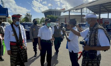 Kapolres-Sabu-Raijua-Dampingi-Menko-PMK-RI-Salurkan-Bansos-Kemanusiaan-di-Keliha