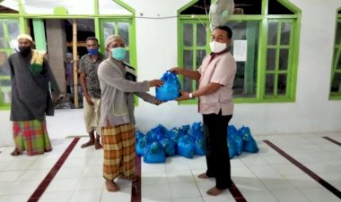 Safari-Religi,-Kapolres-Sikka-Beri-Bansos-kepada-Jemaah-Masjid-Baitusoddiq-Nangahale