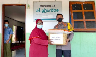 Safari-Ramadhan-ke-Mushola-Al-Ghuroba-Sukabitetek,-Kapolres-Belu-Serahkan-Paket-Sembako-kepada-Kaum-Dhuafa
