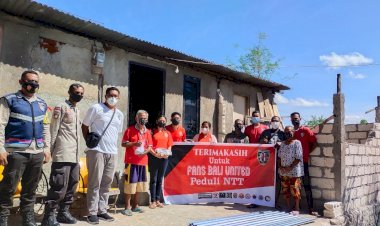 Anggota-Polres-Kupang-Dampingi-Komunitas-Bali-United-Serahkan-Bantuan-Kepada-Warga-Terdampak-Bencana-di-Oebelo