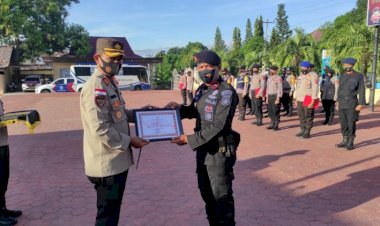 Beri-Penghargaan-Kepada-Anggota-Brimobda-NTT,-Kapolres-Alor-:-Terima-Kasih-Atas-Pelaksanaan-Tugas-Misi-Kemanusiaan-di-Alor