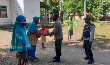 Berbagai-Kasih-di-Bulan-Rahmadan,-Anggota-Polres-Ngada-Bersama-Bank-BNI-Salurkan-Bantuan-ke-Warga-Kurang-Mampu-di-Riung