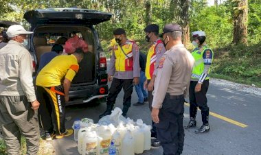 Personel-Polres-Sumba-Barat-Polda-NTT-Berhasil-Menggagalkan-Penyelundupan-120-Liter-Miras