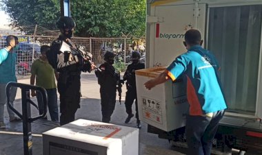 Personel-Gabungan-Polda-NTT-Kawal-Ketat-Rangkaian-Penjemputan-Vaksin-Covid-19