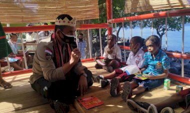 Melalui-Program-Polisi-Sahabat-Anak,-Jajaran-Polda-NTT-Launching-Perpustakaan-Keliling-di-GMIT-Tiberias-Malal