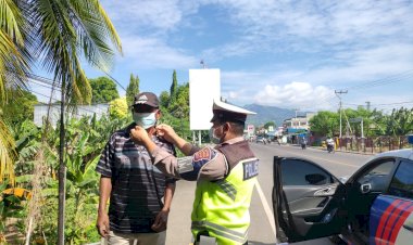 Tangkal-Penyebaran-Covid-19,-Personil-Jajaran-Polda-NTT-Kembali-Tegakkan-Prokes-dan-Pembagian-Masker-Gratis