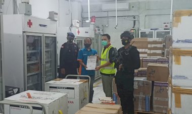 Tim-Gabungan-Polda-NTT-Lakukan-Pengawalan-VVIP-Penjemputan--9.720-vial-Vaksin-Sinovac