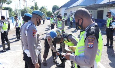 Agar-Lebih-Optimal-dalam-Memberikan-Pelayanan,-Bidpropam-Polda-NTT-Periksa-Sikap-Tampang-Anggota-Lantas-Polres-Kupang-Kota