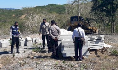 Tinjau-Lokasi-Tanah-Sengketa,-Kapolsek-Kuteng-Minta-Kedua-Belah-Pihak-Menahan-Diri-Sampai-Ada-Keputusan-Bersama