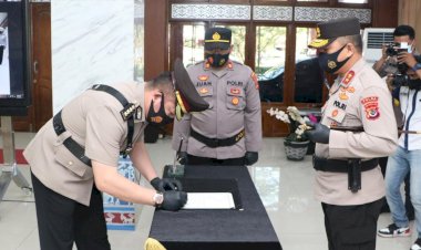 Pimpin-Upacara-Penyerahan-Jabatan-Dirlantas,-Kapolda-NTT-:-Lakukan-Inovasi-dan-Kreatifitas-Kepada-Masyarakat-Secara-Maksimal-Sesuai-Tugas-Pokok