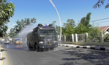 Cegah-Penyebaran-Wabah-Covid-19,-Tim-Gabungan-Polda-NTT-Lakukan-Penyemprotan-Disinfektan-di-Pusat-Keramaian