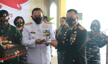 Sebuah-Kejutan-di-Hari-Bhayangkara-ke-75-dari-Danlantamal-VII-Kupang-Untuk-Kapolda-NTT