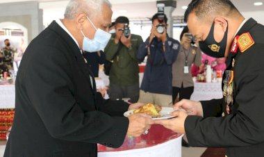 Puncak-Hari-Bhayangkara-Ke-75,-Kapolda-NTT-Berikan-Tumpeng-ke-Irjen-Pol.-(Purn)-Drs.-Y.-Jacki-Uly,-M.Hum