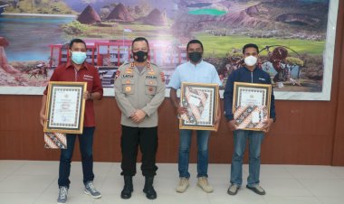 Coffee-Morning-dengan-Wartawan-Desk-Polda-NTT,-Kapolda-NTT-Berikan-Penghargaan-Atas-Kejuaraan-Lomba-dari-beberapa-Kategori