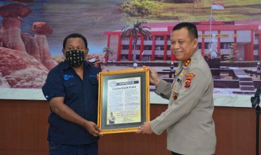 Kapolda-NTT-Berikan-Apresiasi-dan-Penghargaan-kepada-Penulis-“Terima-Kasih-Polisi”-di-Kolom-Tapaleuk