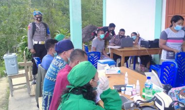 Upaya-Bangun-Herd-Immunity,-Polres-Manggarai-Timur--Bersinergi-dengan-Dinkes-Gelar-Vaksinasi-Massal