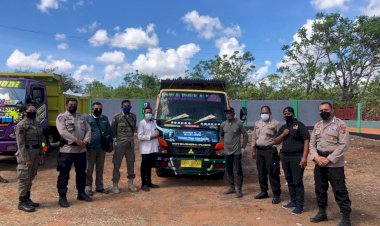 Polda-NTT-Kawal-Ketat-Pergeseran-Logistik-PSU-Dari-KPU-ke-Kecamatan