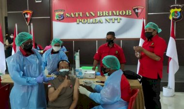 Rev@co-Biddokkes-Polda-NTT-Gelar-Vaksinasi-Covid-19-Untuk-Anggota-Brimob,-Bhayangkari-dan-Masyarakat
