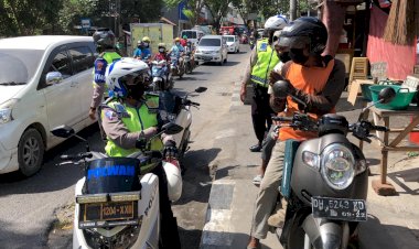 Polwan-Ditlantas-Polda-NTT-Gelar-Patroli,-Ajak-Pengguna-Jalan-Patuhi-Prokes