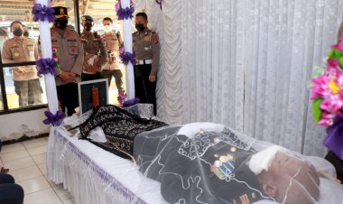 Beri-Penghormatan-Terakhir,-Kapolda-NTT-Melayat-ke-Rumah-Duka-AKP-Alexander-Djawa