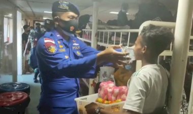 Beri-Imbauan-Prokes-di-Pelabuhan,-Ditpolair-Polda-NTT-Bagi-Bagi-Masker