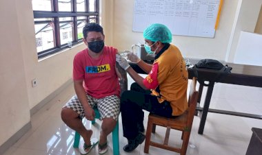 Dukung-Program-Pemerintah,-Para-Tahanan-Polda-NTT-Jalani-Vaksinasi-Covid-19