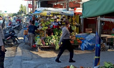 Sambangi-Pasar-Kasih-Naikoten,-Personel-Ditbinmas-Polda-NTT-Sosialisasi-Prokes-Kepada-Para-Pedagang