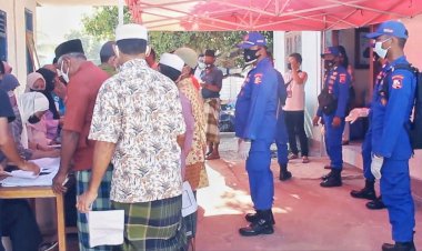 Upaya-Percepatan-Vaksinasi-Nasional,-Ditpolairud-Polda-NTT-Gelar-Vaksinasi-Massal-Untuk-Warga-Masyarakat-Pulau-Komodo