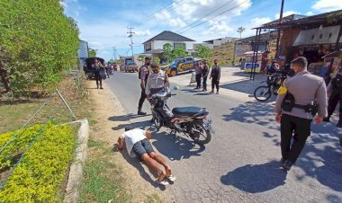 Bahaya-Penyebaran-Covid-19,-Personil-Ditsamapta-Polda-NTT-Beri-Tindakan-Kesadaran-Taati-Prokes-Kepada-Warga-Yang-Melanggar