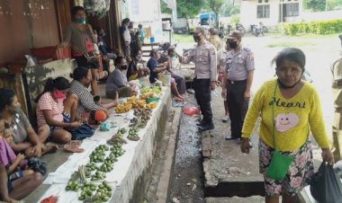 Polsek-Alor-Timur-Laut-Laksanakan-Ops-Yustisi-di-Pasar-Nailang
