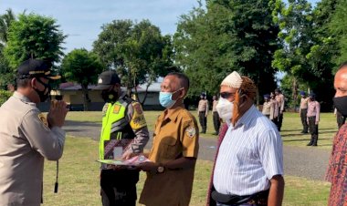 Kapolres-Ende-Beri-Penghargaan-Kepada-Bhabinkamtibmas,-Mosalaki,-Kades-dan-Ketua-BPD-Desa-Aewora-kec.Maurole