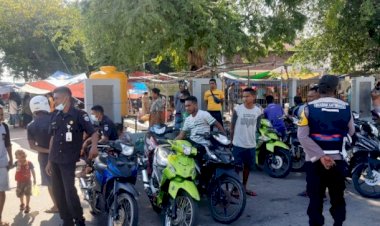 Jamin-Keamanan-di-Pasar-Perbatasan-RI-RDTL,-Bhabinkamtibmas-Oesoko-dan-Oekolo-Turun-Pantau