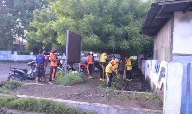 Cegah-DBD,-Polres-Sikka-Dan-Polsek-Jajaran-Serentak-Lakukan-Kerja-Bakti-Bersihkan-Lingkungan
