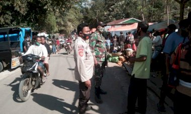 Personil-Pospol-Talibura-Bersinergi-Bersama-Babinsa-Lakukan-Operasi-Yustisi-Penegakan-&-Pendisiplinan-Penggunakan-Masker