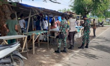 Personil-Polsek-Waigete-Bersinergi-Bersama-Babinsa-Lakukan-Operasi-Yustisi-Penegakan-&-Pendisiplinan-Penggunakan-Masker
