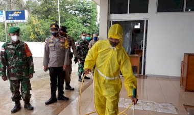 Tim-Gabungan-TNI-POLRI-dan-Sat-Pol-PP-di-Kefamenanu-Lakukan-penyemprotan-Disinfektan-pada-Fasilitas-Umum