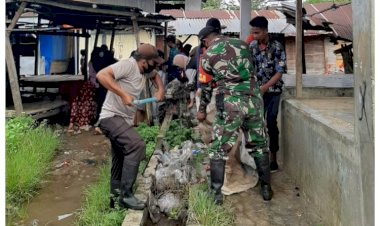 Peduli-Kebersihan,-TNI-Polri-Gotong-Royong-Bersihkan-Pasar-Inpres-Terang