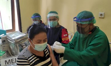 Gelar-Pelayanan-Vaksinasi,-Ketua-TiM-Rev@co-Biddokkes-Polda-NTT-:-Ini-Untuk-Bangun-Hard-Immunity