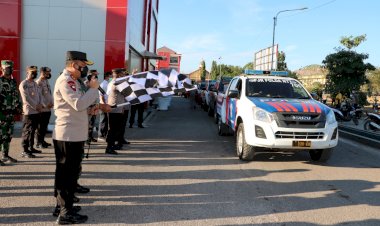 Kapolda-NTT-dan-Danrem-161-Wirasakti-Kupang-Secara-Simbolis-Lepas-Bansos-Bagi-Masyarakat-Terdampak-Covid-19-di-Situasi-PPKM-Mikro