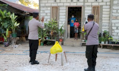 Door-To-Door-Kabidhumas-Polda-NTT-dan-Bhabinkamtibmas-Kelurahan-Oebufu-Salurkan-Bansos-Kepada-Warga-Terdampak-Covid-19